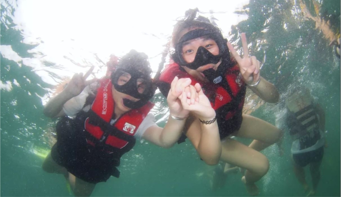 夏日水上活動推介丨#3. 浮潛浮潛是不少人超愛的夏日活動，可以讓大家近距離接觸各式珊瑚和海洋生物，一覽蔚藍深海的奧秘。這個夏天雖然無法到沙巴或是布吉浮潛玩水，但其實香港亦有著不少的美麗水域可以讓大家探